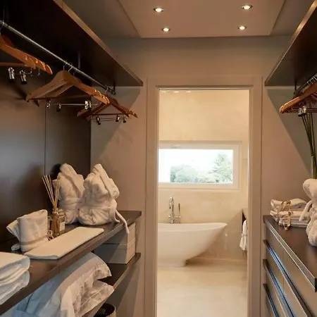 וילה Sleeps 12 Air Con *